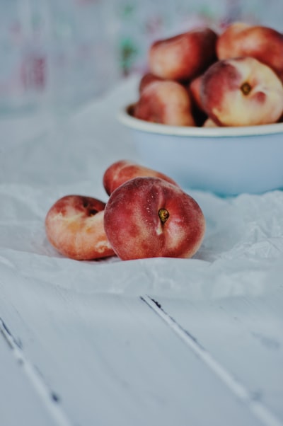 White bowls on the red apple
